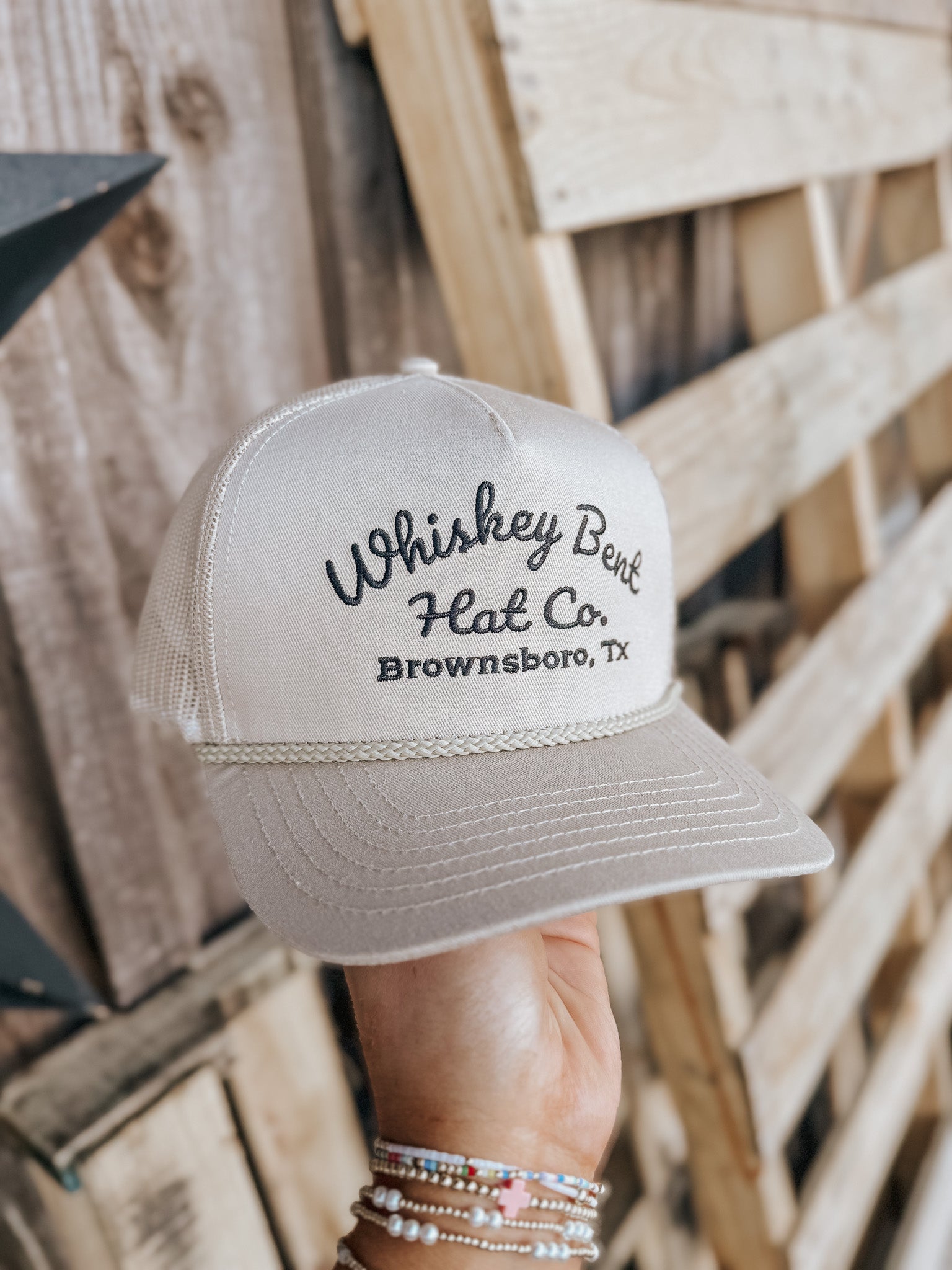 Whisky Bent Hat Co. Gorra The Sale Barn en color canela 