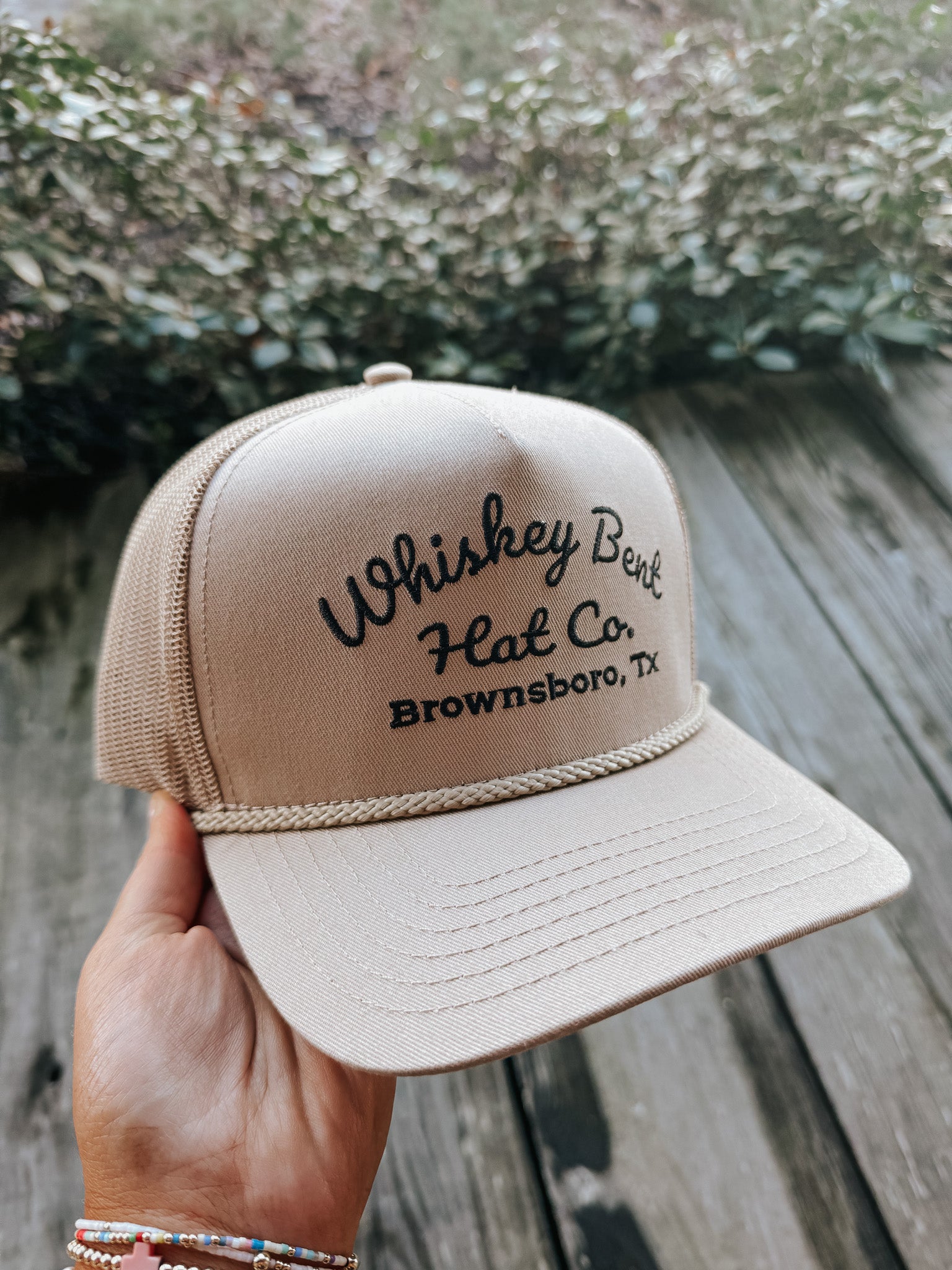 Whisky Bent Hat Co. Gorra The Sale Barn en color canela 