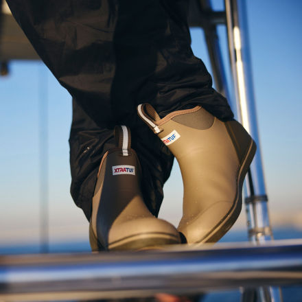 エクストラタフ メンズ レインブーツ XTRATUF Men's 6'' Ankle Waterproof Deck Boots - Brown Men's Xtratuf 6 In Ankle Deck Boot in Earth Brown – Boot Country