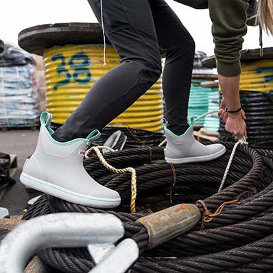 Bota náutica al tobillo XTRATUF para mujer en gris