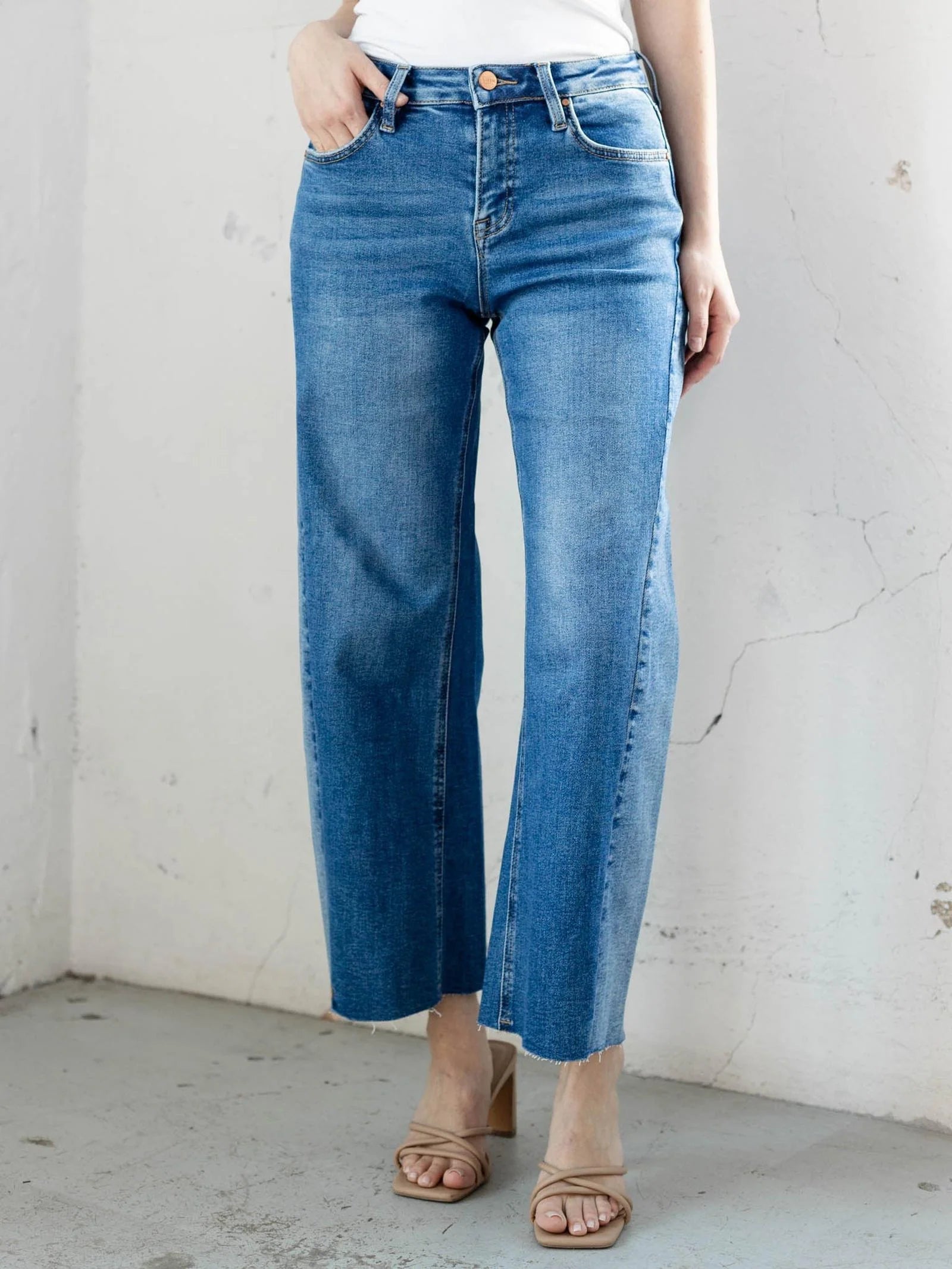 The Lynn Cropped Contrast Barrel Jeans