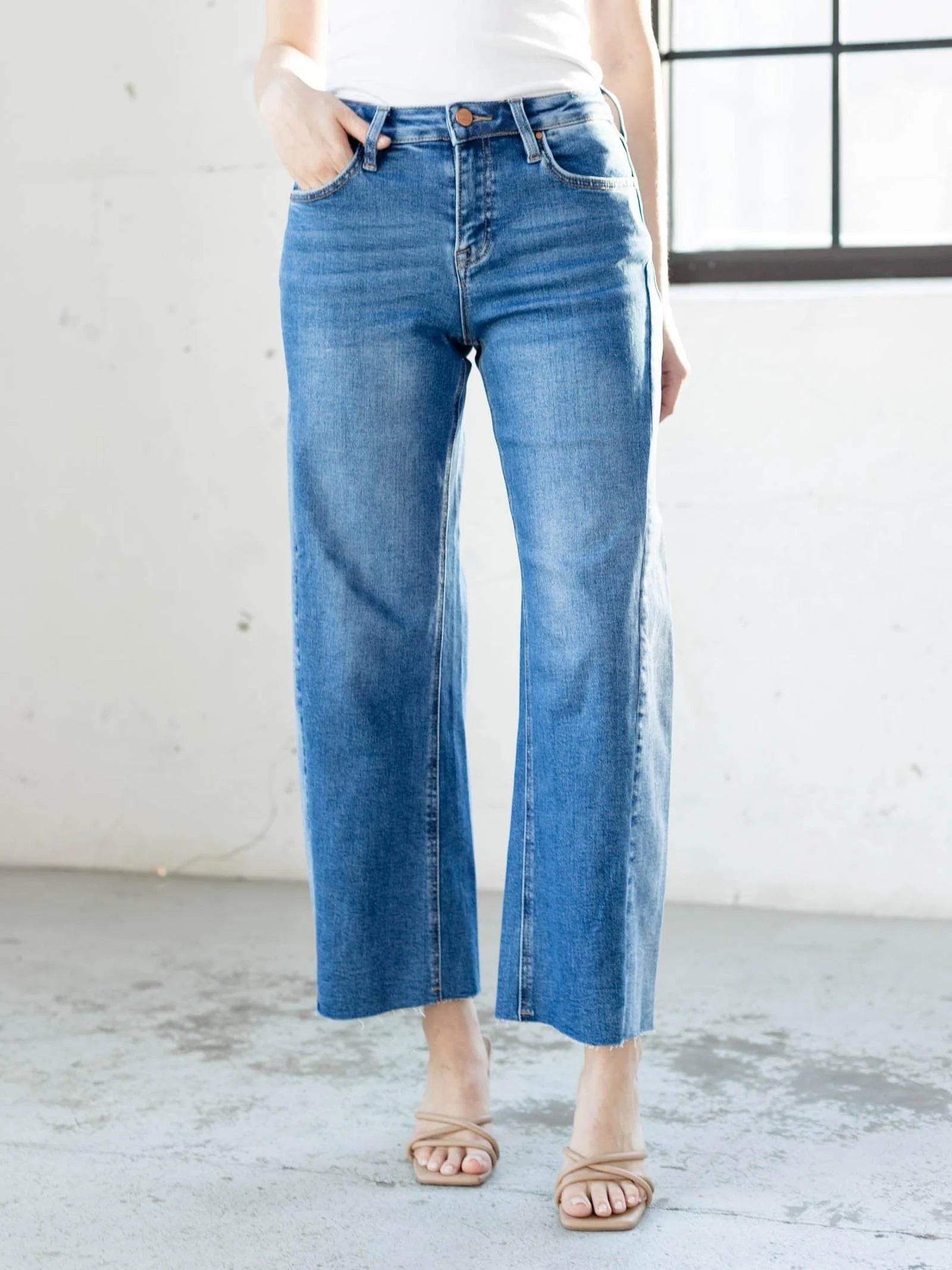 The Lynn Cropped Contrast Barrel Jeans