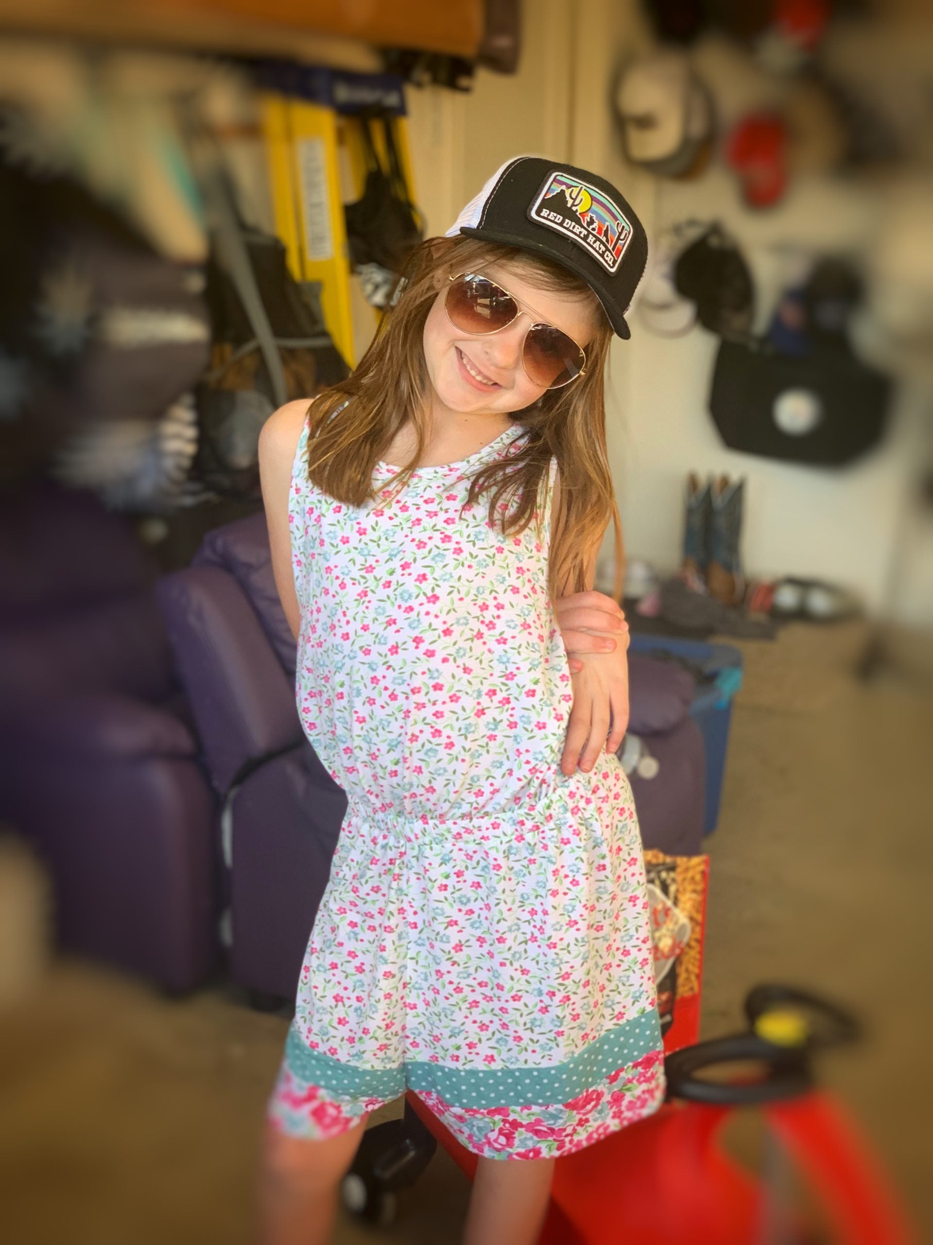 Gorra de coyote con sombrero de tierra rojo juvenil