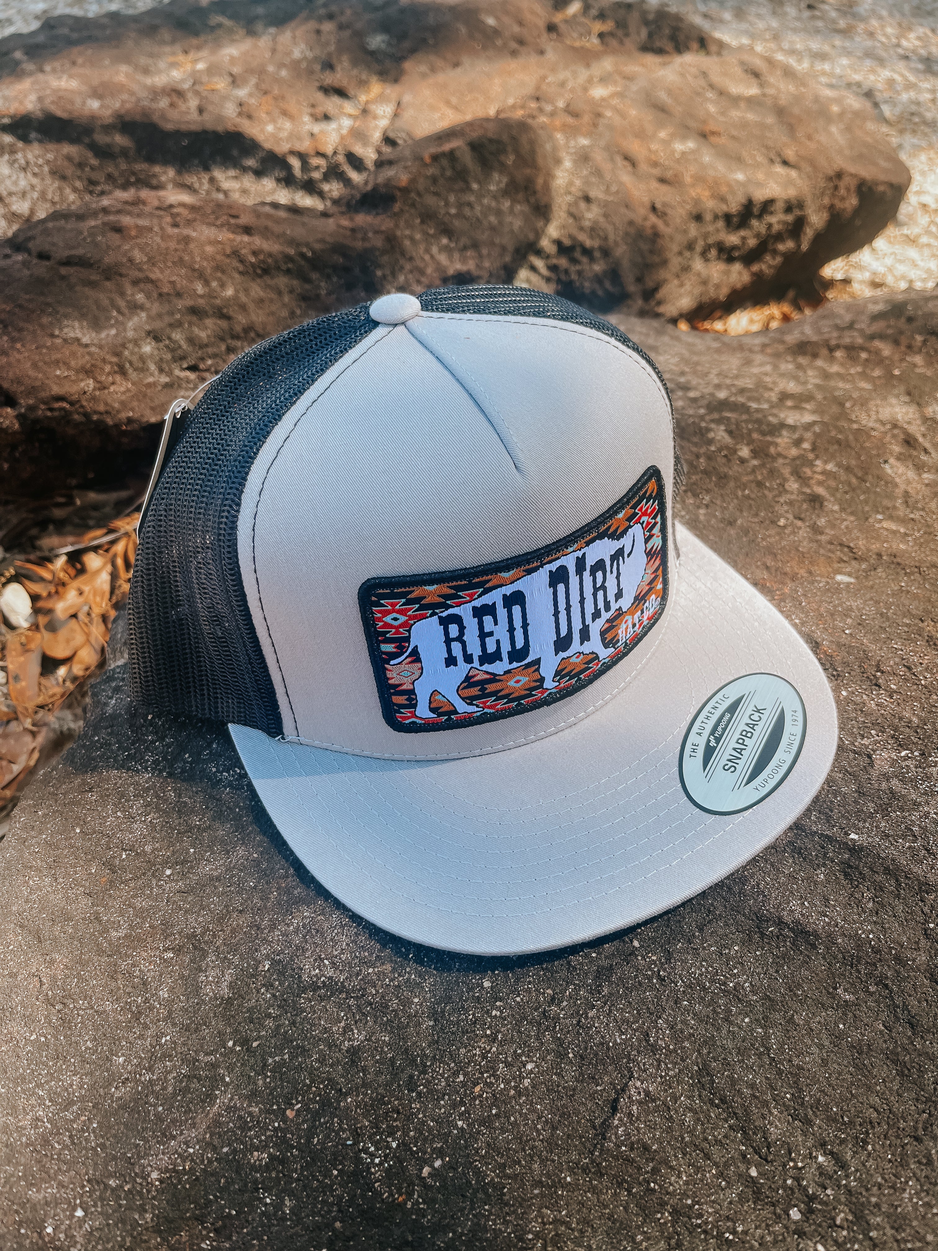 Gorra Great White Buffalo de Red Dirt Hat Co. en plateado/negro