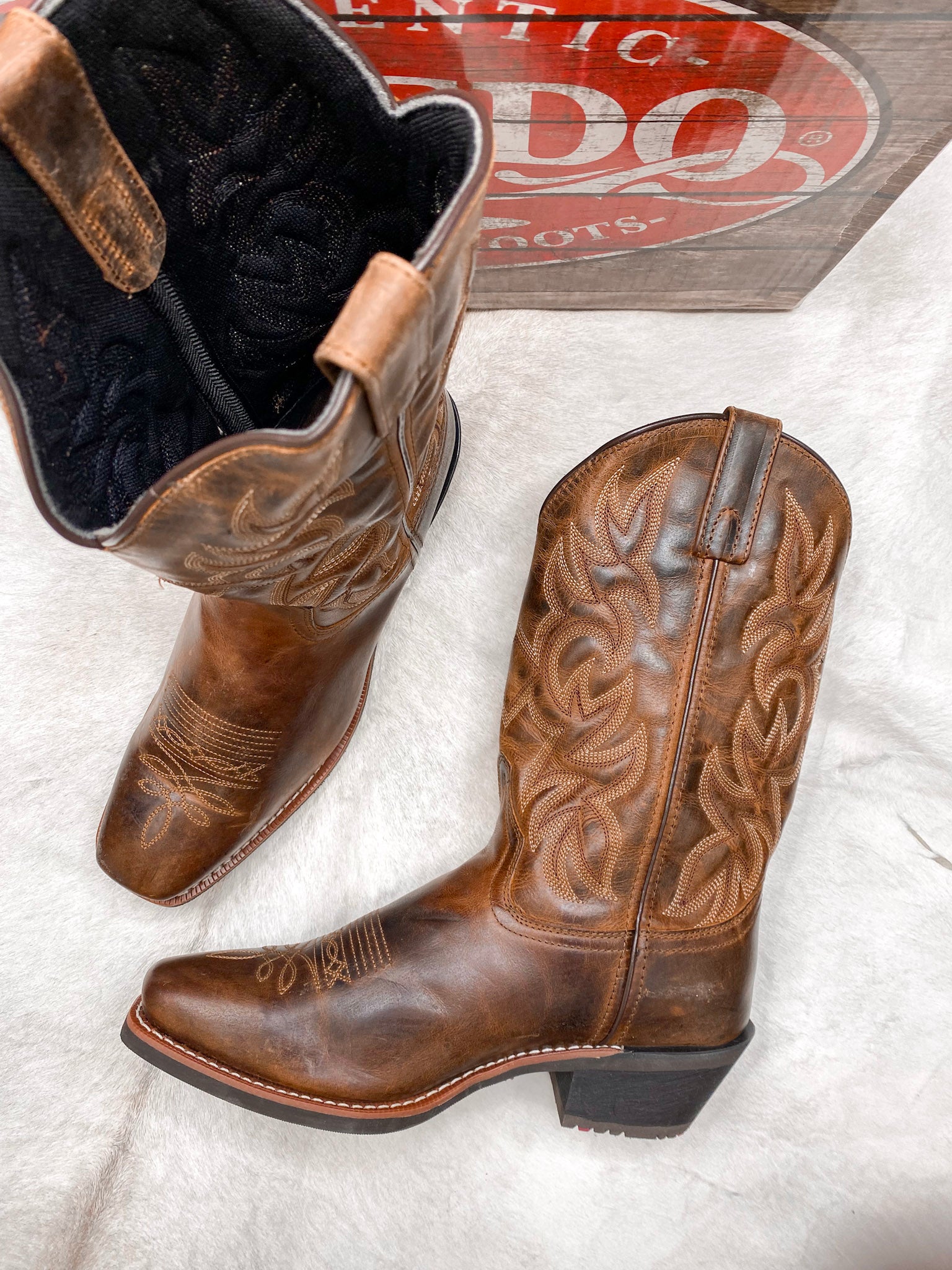 LAREDO BREAKOUT LEATHER BOOT