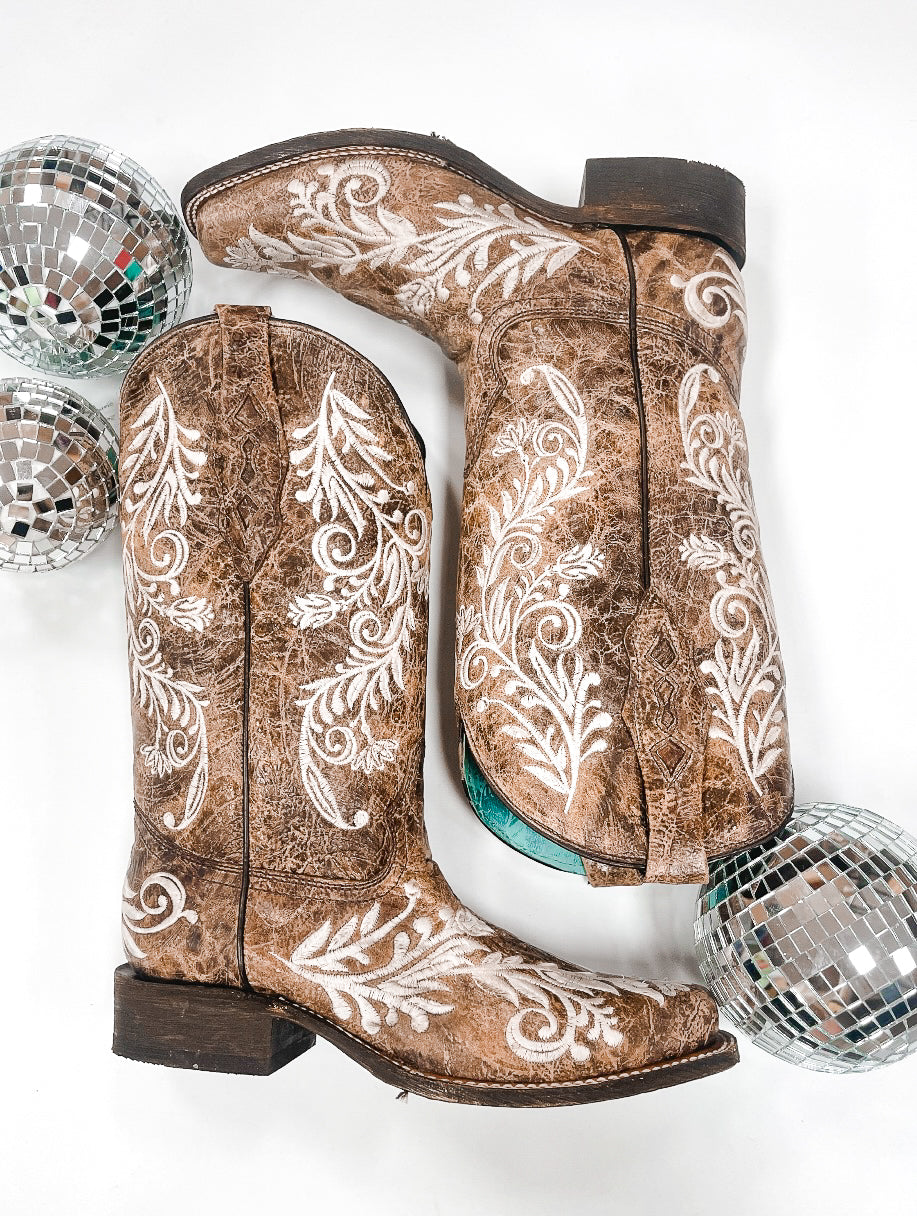 BOTA MUJER CORRAL BORDADO MARRÓN Y BLANCO 