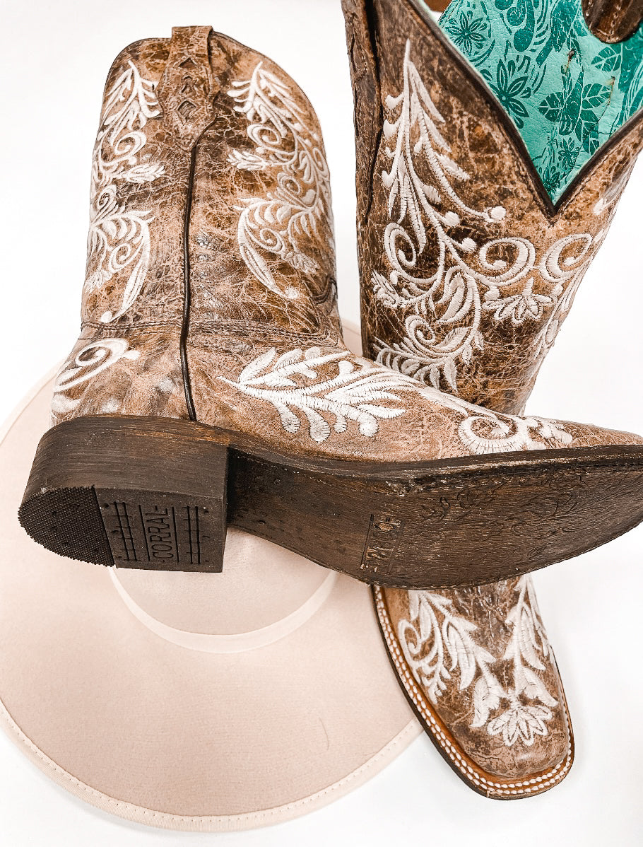 BOTA MUJER CORRAL BORDADO MARRÓN Y BLANCO 