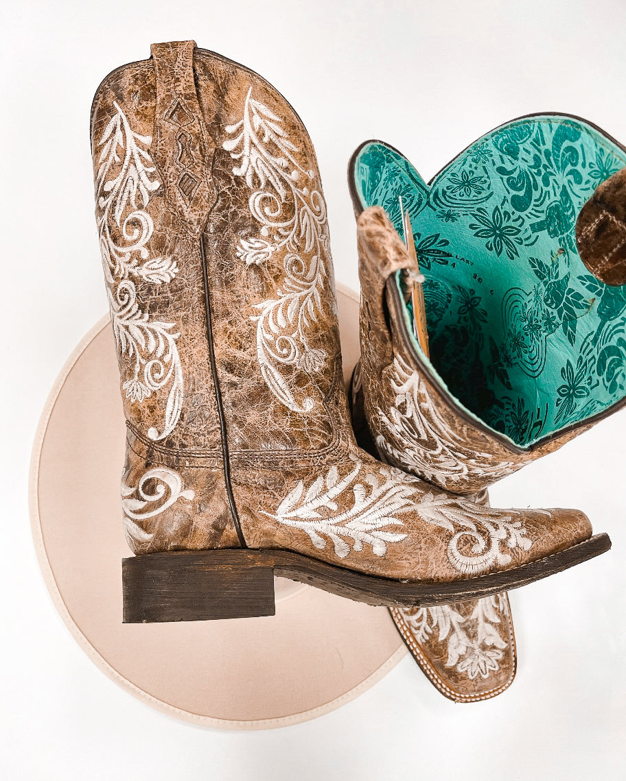 BOTA MUJER CORRAL BORDADO MARRÓN Y BLANCO 