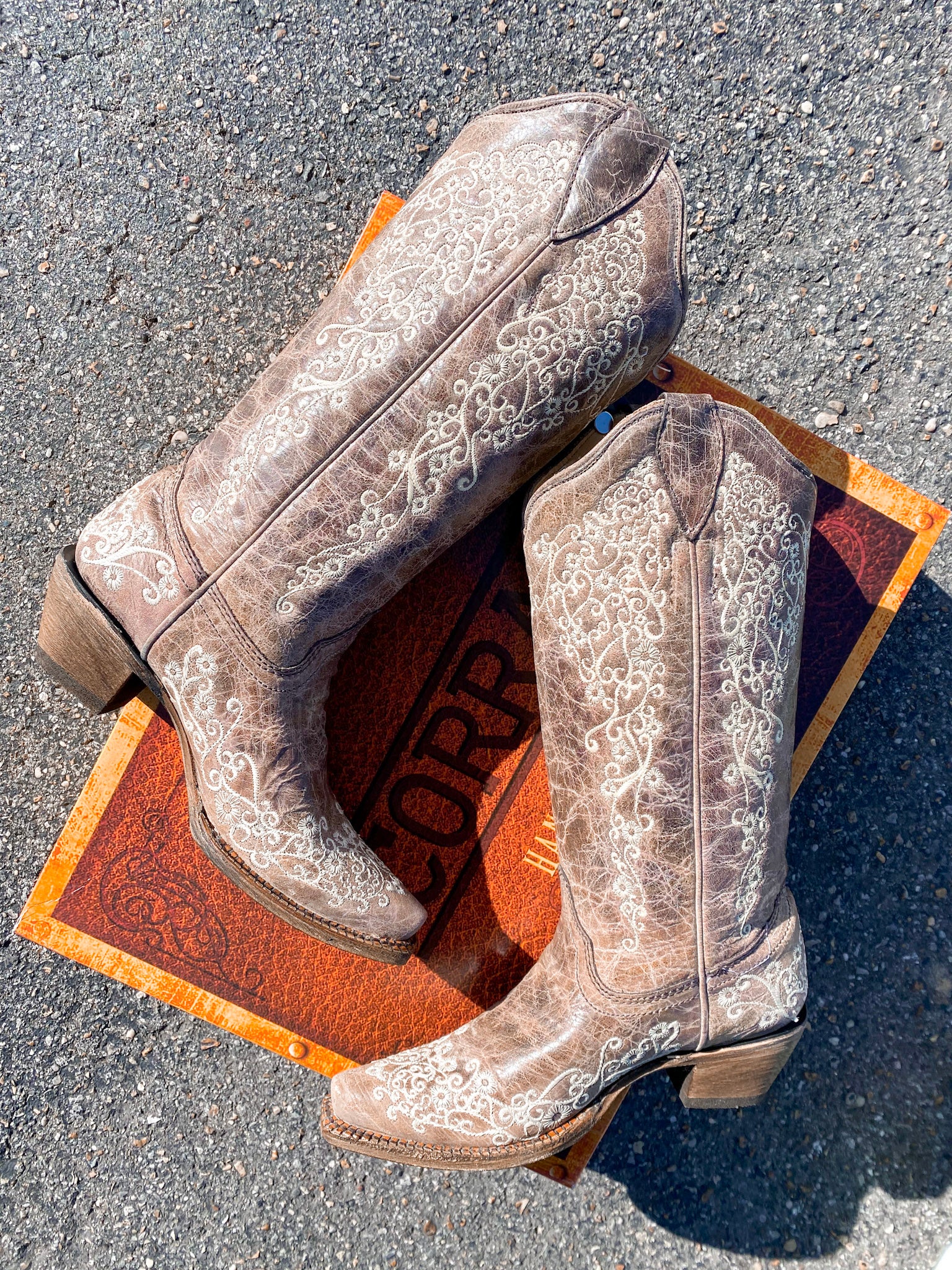 BOTA BORDADO HUESO CRATER MARRÓN CORRAL