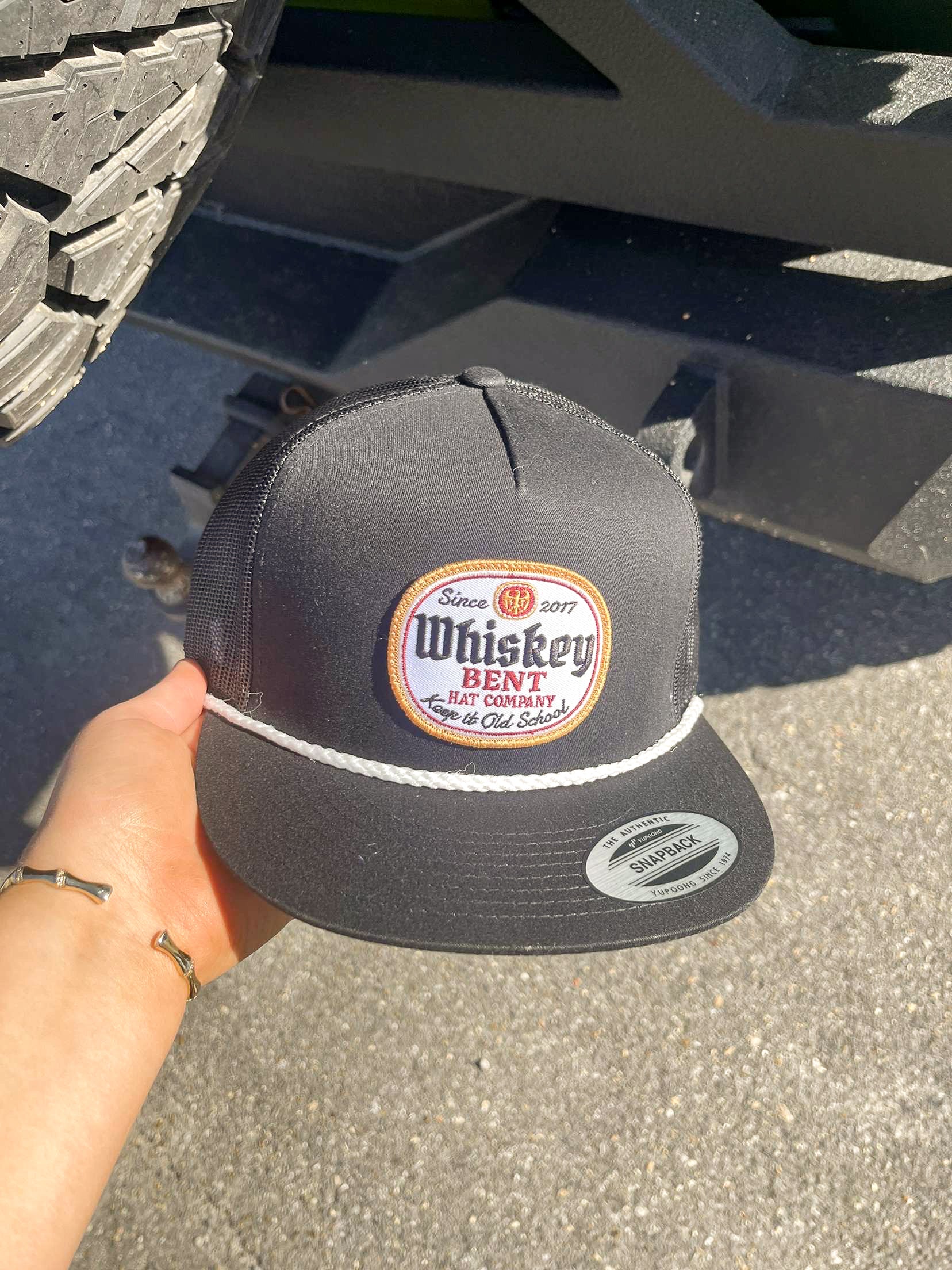 Whisky Bent Hat Co. Gorra con etiqueta negra